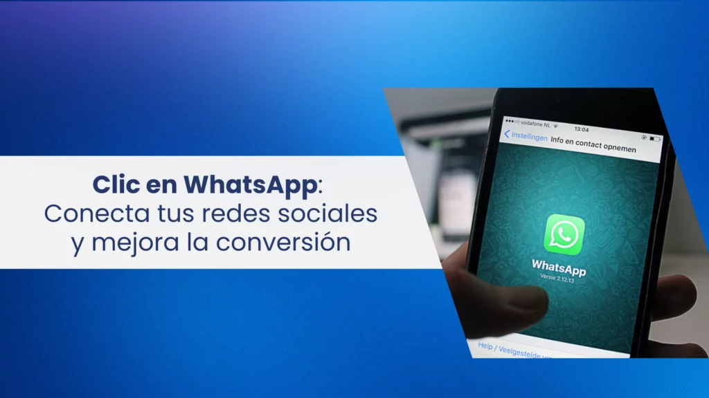 Imagen de una mano sosteniendo un smartphone con la pantalla de WhatsApp abierta, acompañada del texto "Clic en WhatsApp: Conecta tus redes sociales y mejora la conversión" sobre un fondo azul.